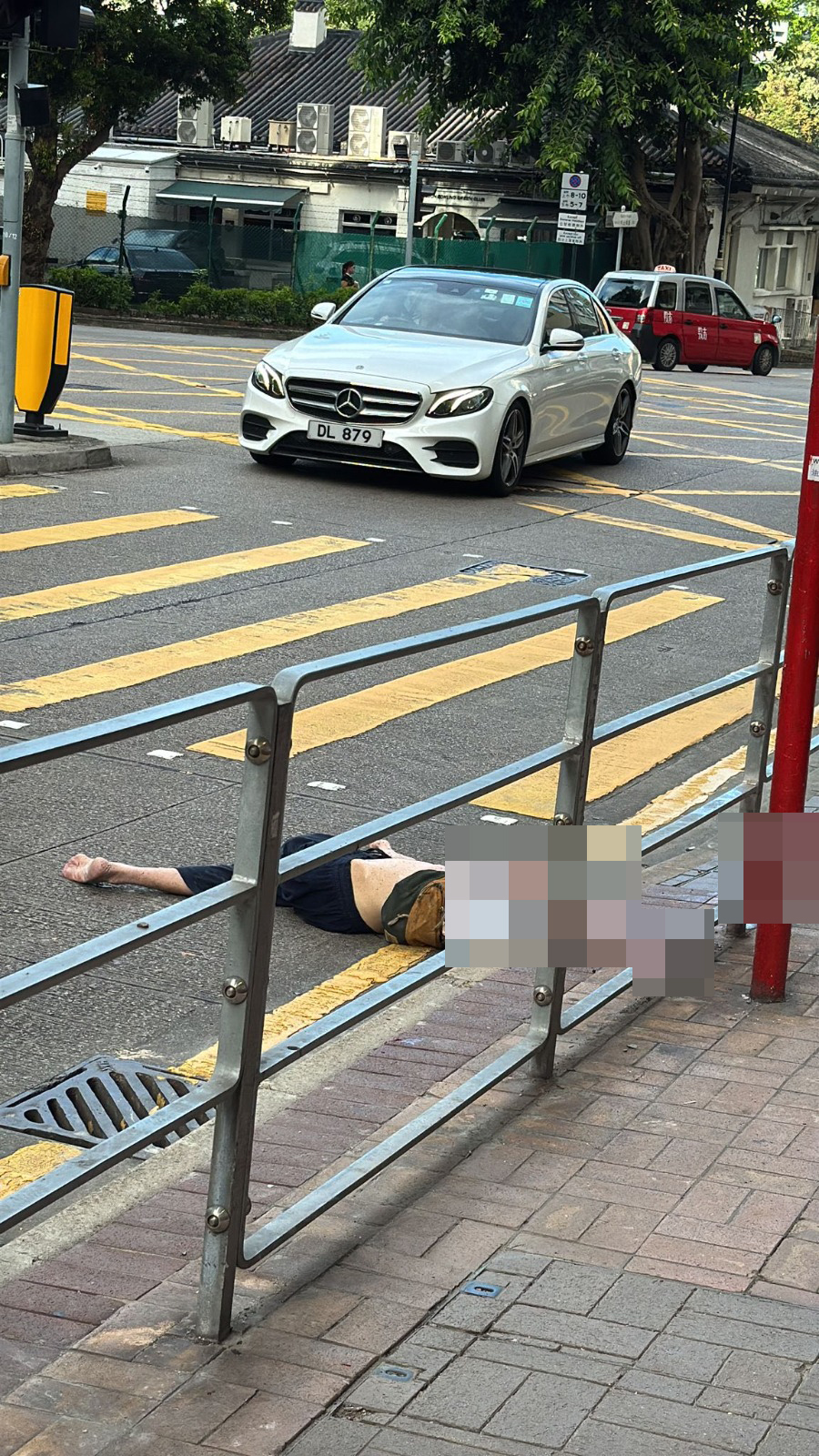 男子從高處墮下,身首異處,當場慘死。網上圖片 男子從高處墮下,身首異處,當場慘死。網上圖片