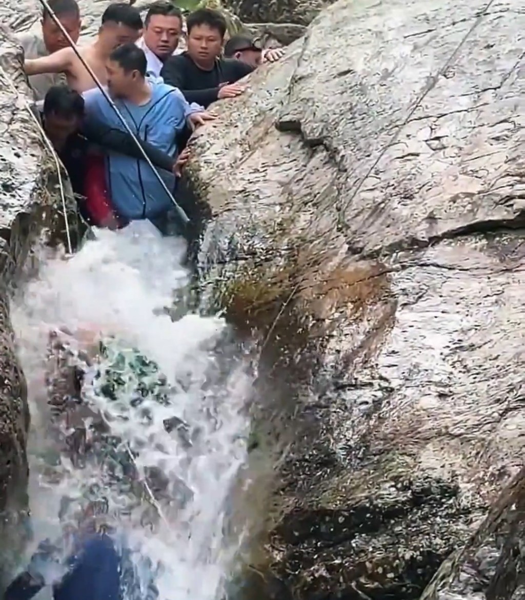 遊客齊心在大雨來臨前救出被困石縫的男孩。 遊客齊心在大雨來臨前救出被困石縫的男孩。