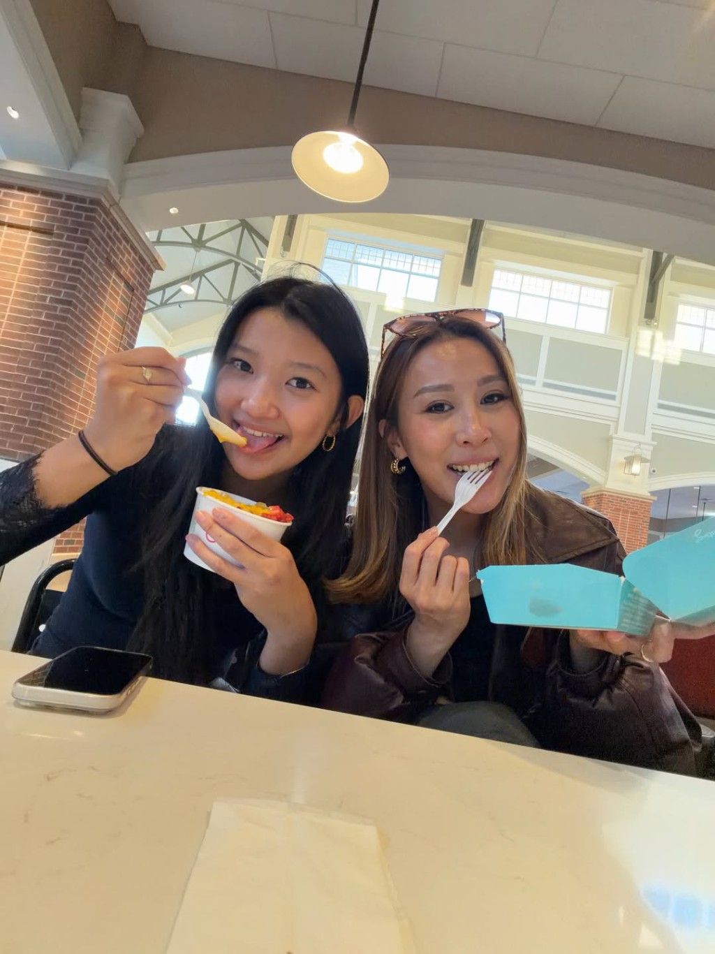 曹敏莉與大女Dora一同大啖美食，母女倆相處起來如同閨密一樣。