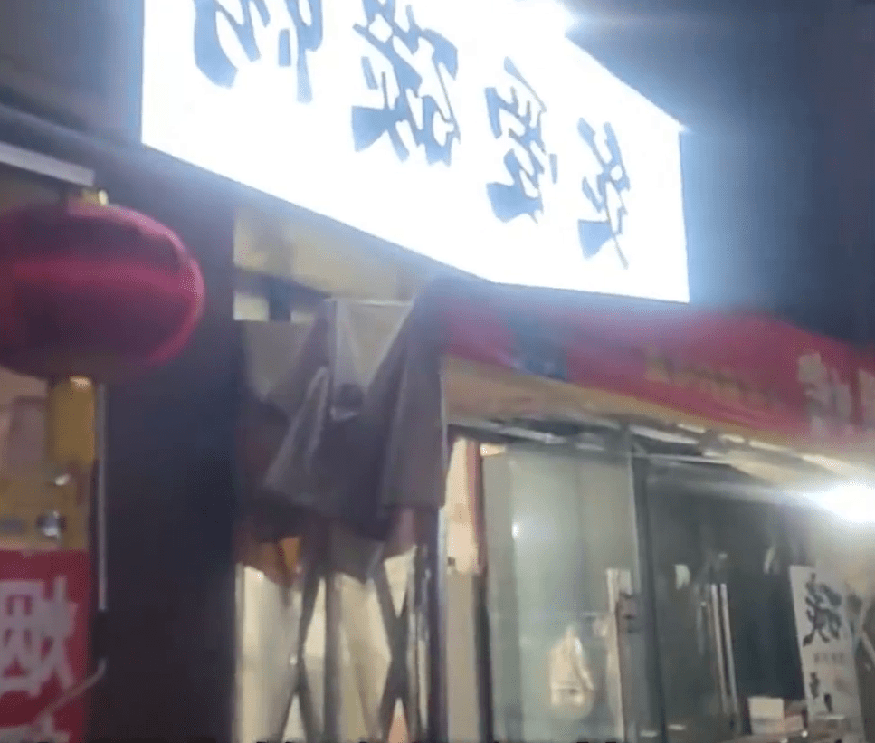 事发地附近食肆林立。