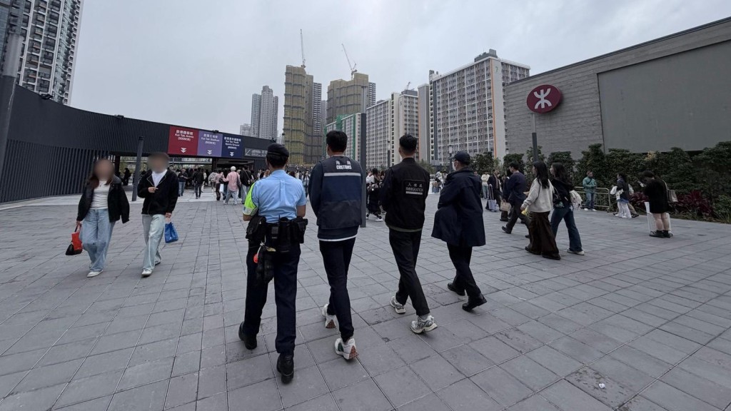 香港海關、入境事務處、香港警務處、食物環境衞生署和康樂及文化事務署,於啟德體育園附近採取聯合執法行動,打擊流動小販售賣侵權物品、非法勞工、無牌小販及非法擺賣活動 香港海關、入境事務處、香港警務處、食物環境衞生署和康樂及文化事務署,於啟德體育園附近採取聯合執法行動,打擊流動小販售賣侵權物品、非法勞工、無牌小販及非法擺賣活動