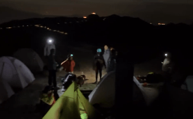 停機坪上，竟放置了至少5個營帳，約7人佩戴頭燈在帳外活動。