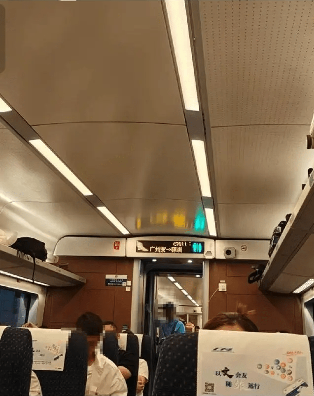 有乘客發文附照片表示，列車途中停車。