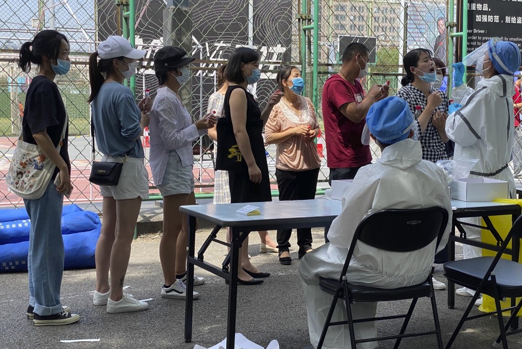 居民接受检测。AP