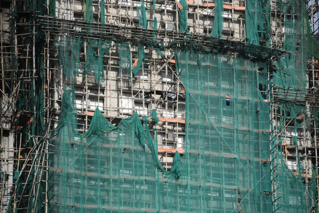 當局指易燃發泡膠板及燒斷竹節等,均導致火勢蔓延迅速。陳浩元攝 當局指易燃發泡膠板及燒斷竹節等,均導致火勢蔓延迅速。陳浩元攝