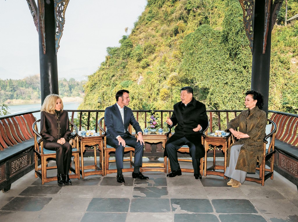 中法元首夫婦在都江堰臨水品茗，縱論天下。