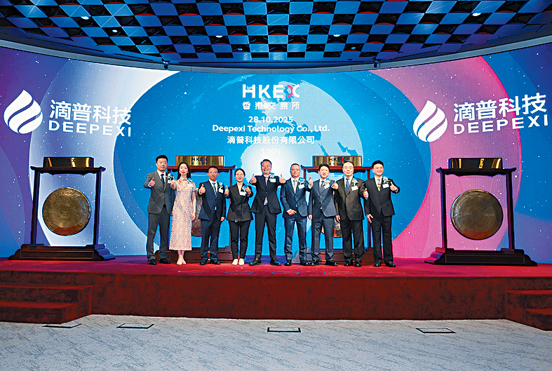 超購王滴普科技(1384)不負眾望,升1.5倍收市報66.8元,不計手續費,每手賺8028元。