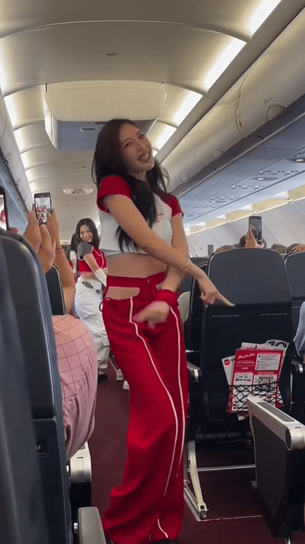 亞航空姐機艙內跳女團舞引起熱議。Instagram@brianlkl