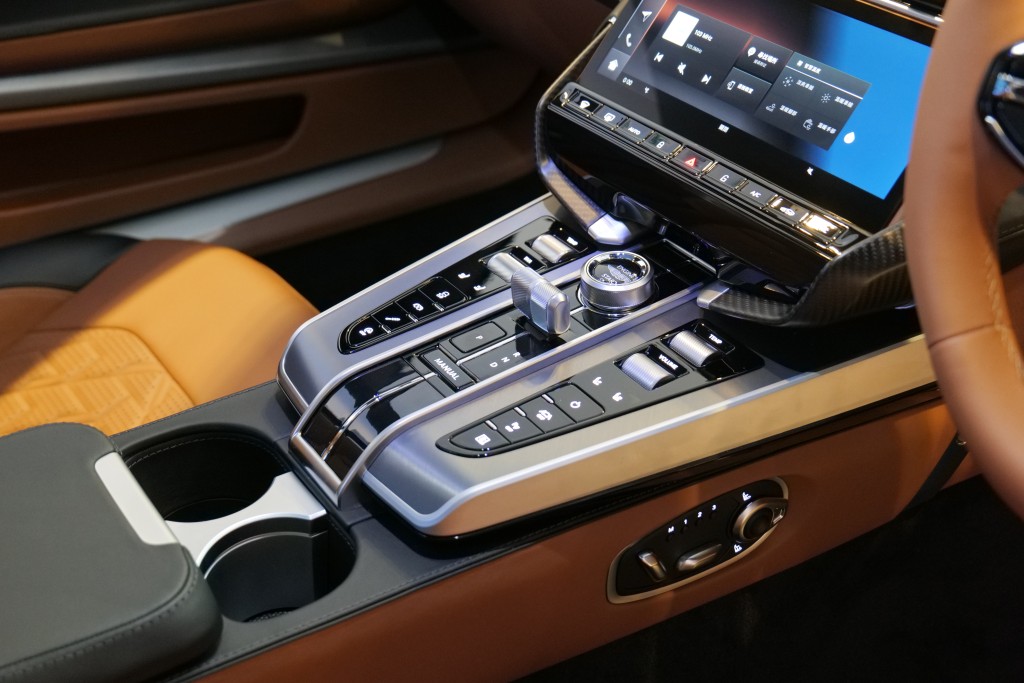全新旗艦超跑Aston Martin Vanquish中控台實體鍵編排跟DB12相同。