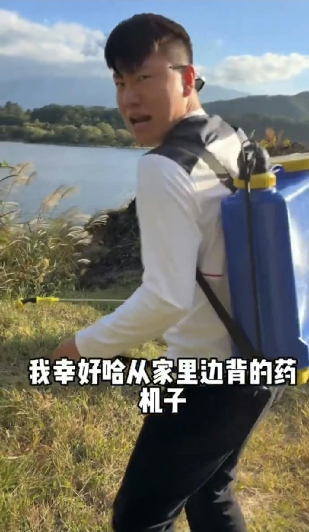 張澳手持噴槍對着岩石周邊草地噴灑液體。Threads@jido2003 張澳手持噴槍對着岩石周邊草地噴灑液體。Threads@jido2003
