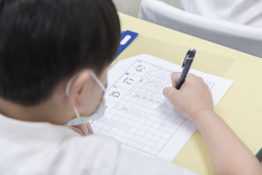  學生努力書寫日文字，勤加練習。（圖片來源：受訪者提供）