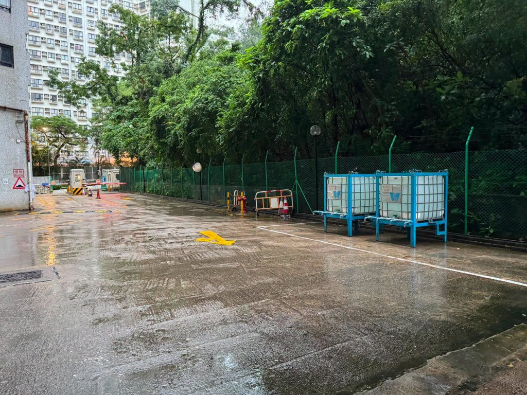 水務署已在受影響範圍設置水箱。 水務署已在受影響範圍設置水箱。