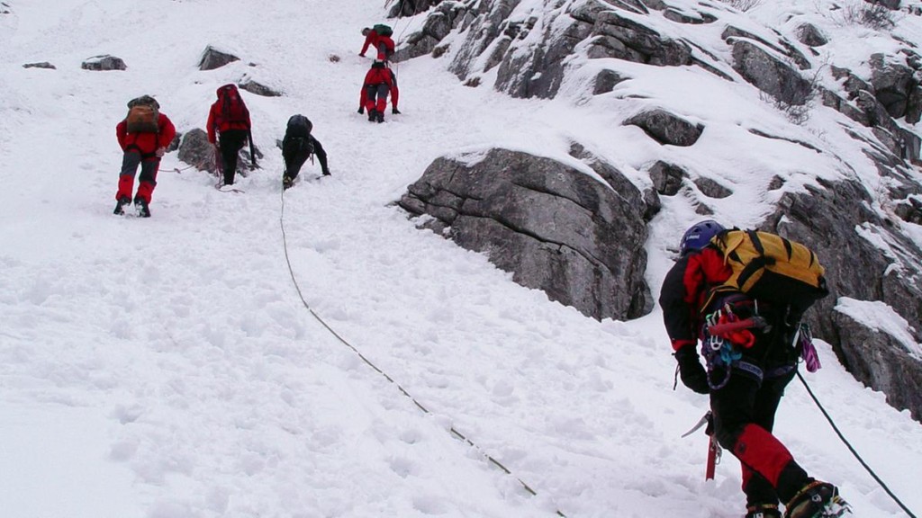 高山救援隊被迫徒步上山救援。La Nazione