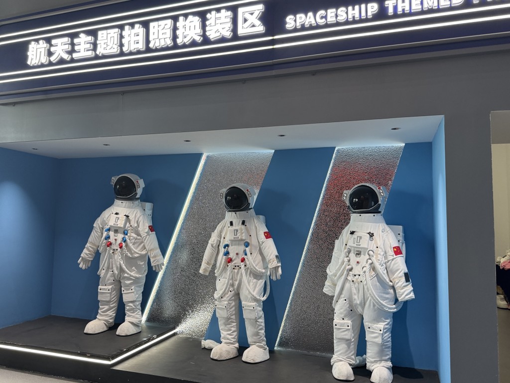 遊客可付費換上模擬太空服「打卡」。 遊客可付費換上模擬太空服「打卡」。