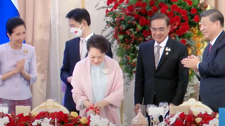 泰國首相偕夫人為彭麗媛送上蛋糕祝賀60歲生日。
