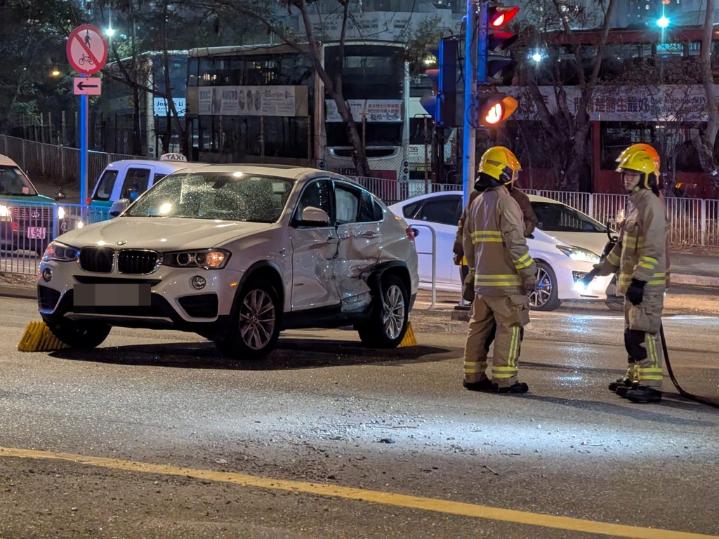 肇事私家車車身受損。馬路的事 (即時交通資訊台)