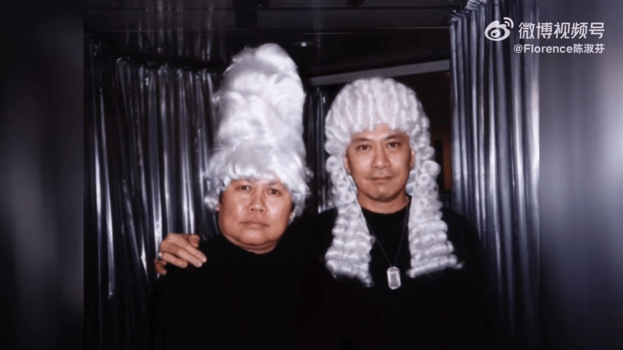 陳淑芬日前分享了羅文（右）生前與胞姊譚文玉，找著名服裝設計師陳華國試舞台服的珍貴相片。