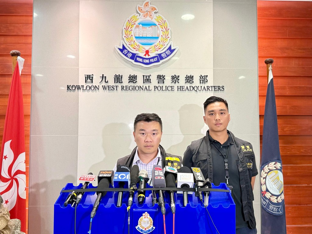 西九龍總區刑事總部（行動）警司賈錦琳（中）及重案組第4B隊高級督察吳彥（右）交代案情。