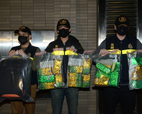海關檢獲一批真空包裝的大麻花。李子平攝