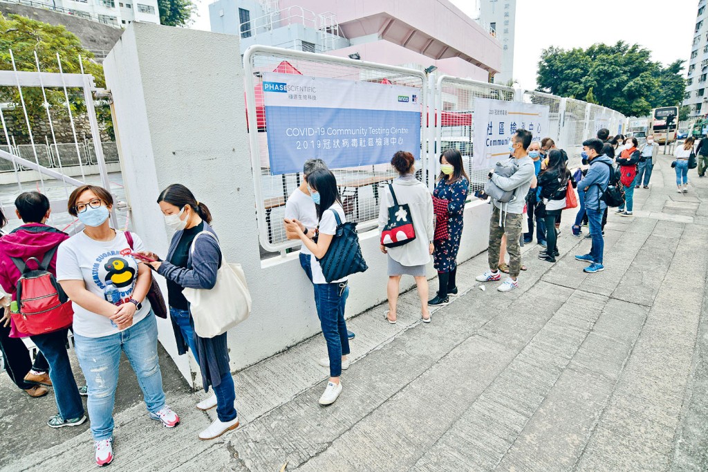 ■社区检测中心门外出现人龙。