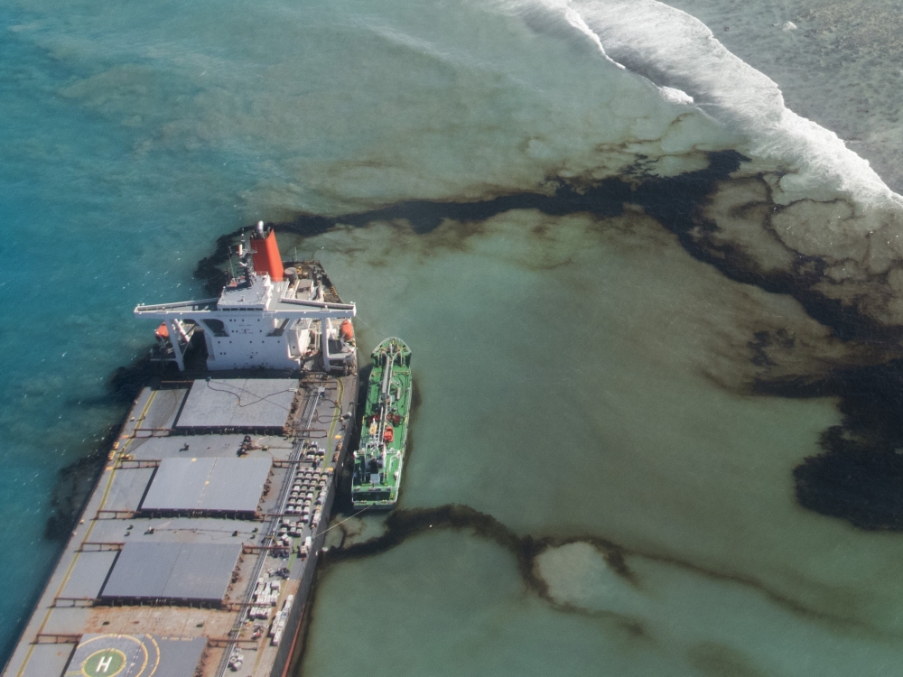 貨輪船身破裂，逾1000噸燃油外漏。AP圖