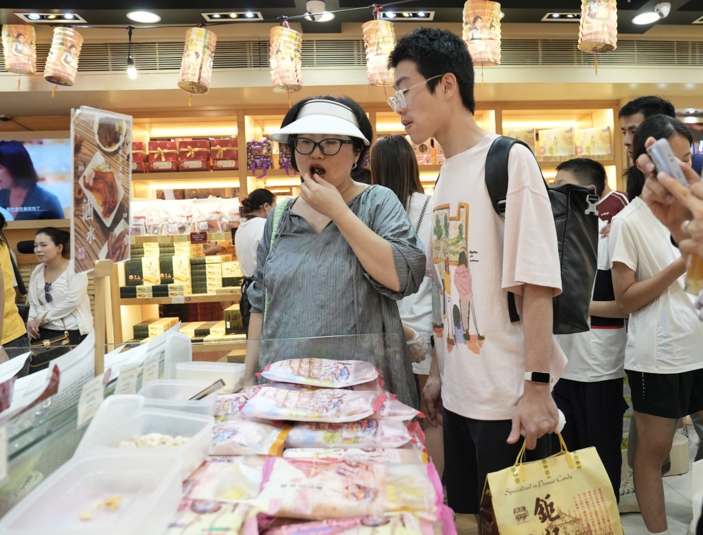 不少手信店都会有试食。