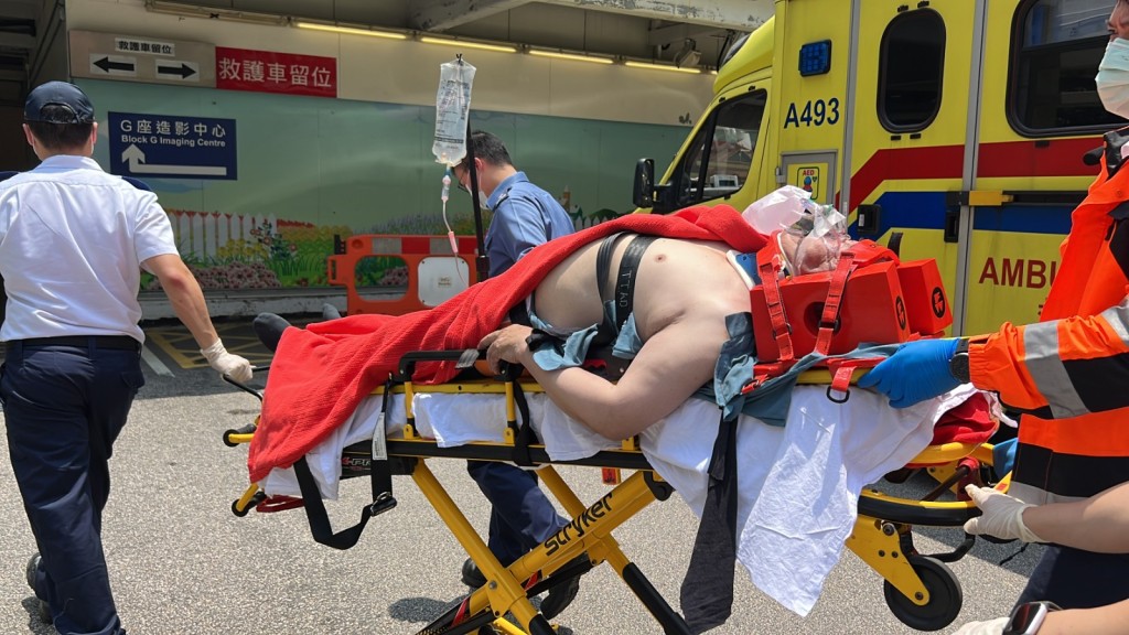 来自内地的旅客、67岁哈萨克男子阿克拜尔，4月28日在土瓜湾遇上车祸，目前仍在伊利沙伯医院深切治疗部（ICU）留医，情况反覆。