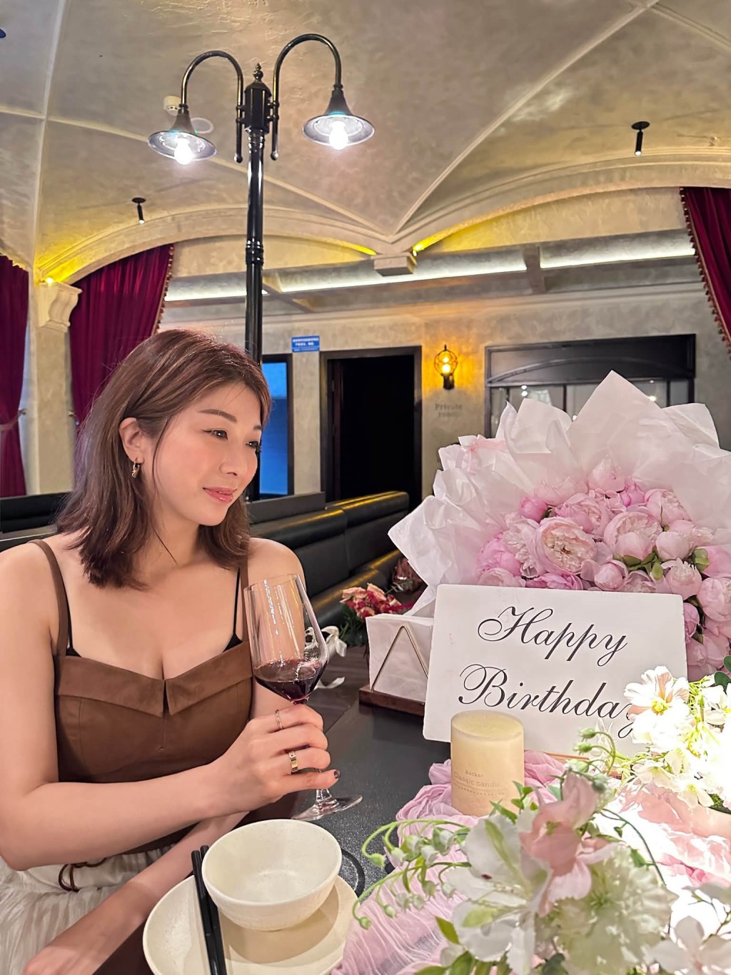 胡家惠昨晚(13日)在IG分享慶祝44歲的照片。 胡家惠昨晚(13日)在IG分享慶祝44歲的照片。