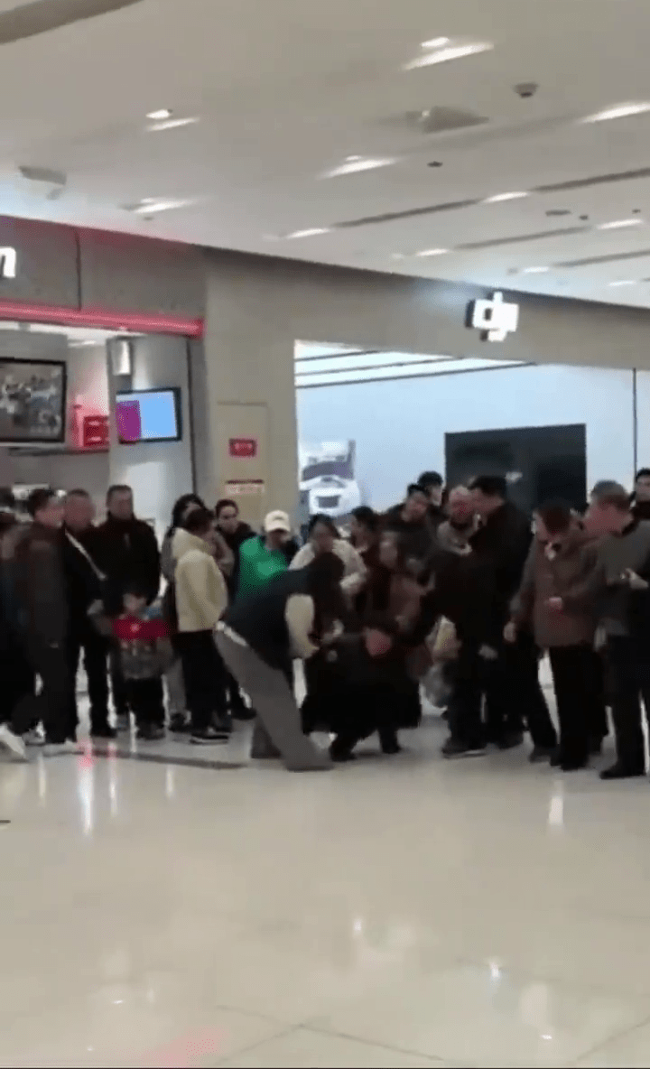 老人倒地後，現場有人將他扶起。