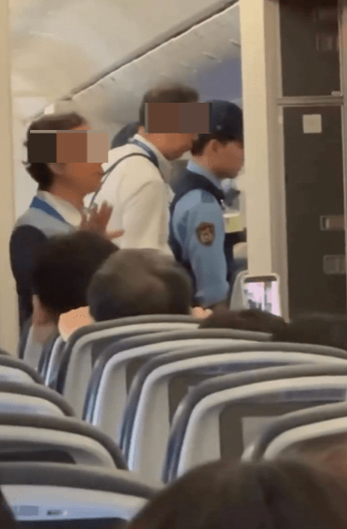 涉事中国女乘客被警员带走。Threads@jeonlove