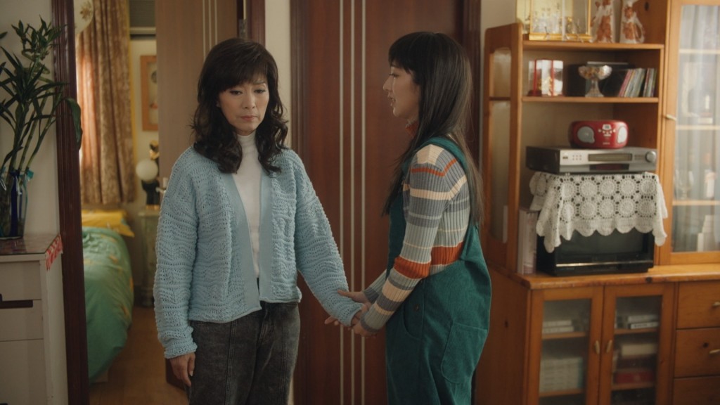 米雪指何依婷見到她時，扭着她當媽媽。