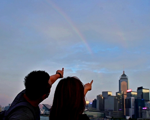 维港在徬晚出现一道彩虹。