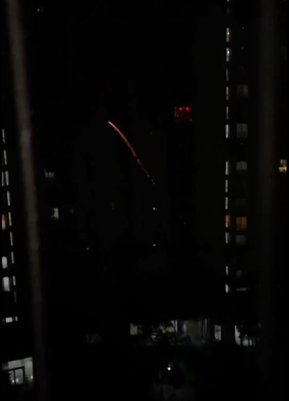 广州某屋苑的高层无人住户遭烟花击中起火。影片截图