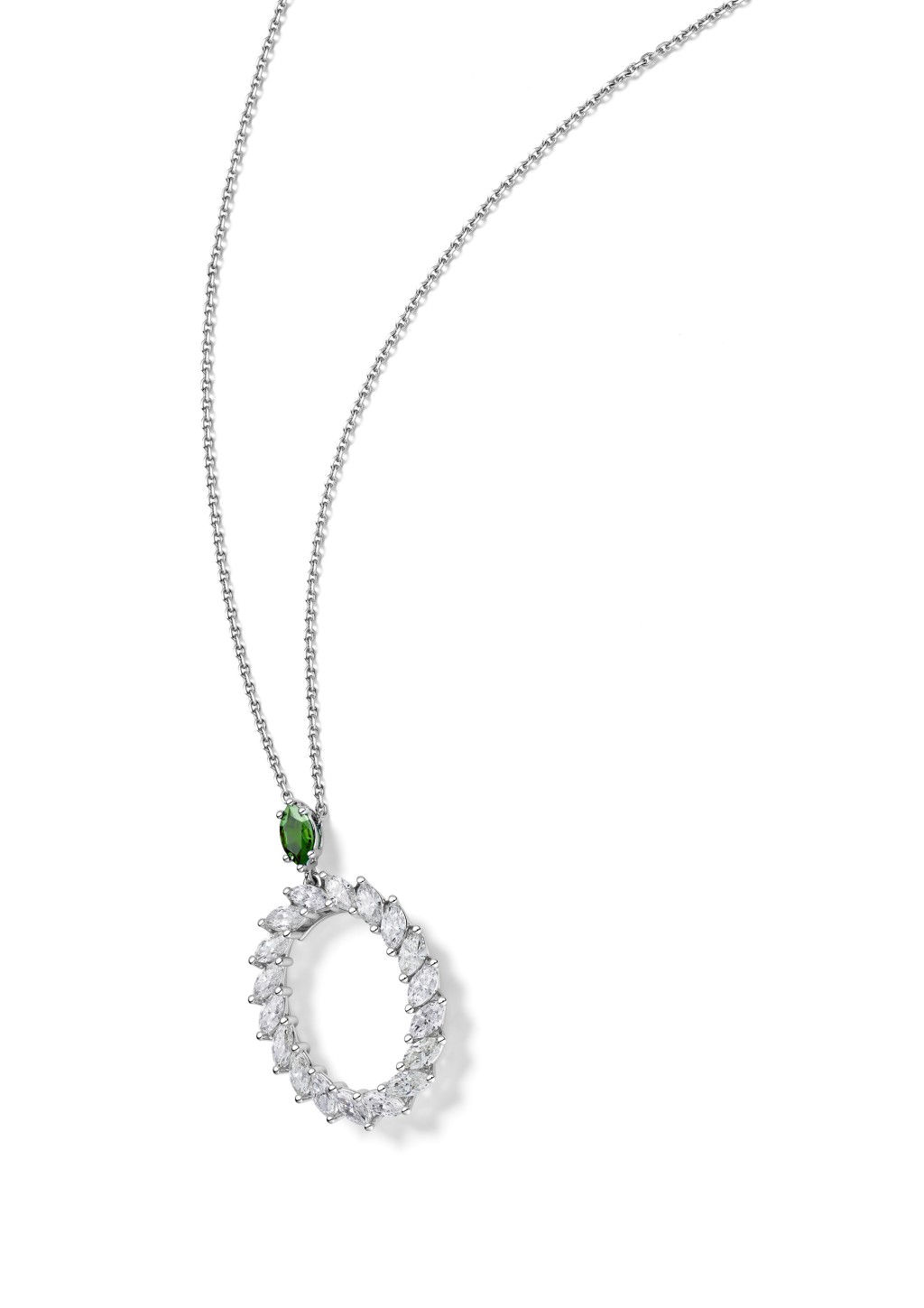 以环形钻石吊坠配以单颗祖母绿的项链。（Chopard）