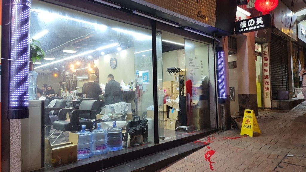 事後店鋪仍照常開燈營業，裏面續有顧客如常理髮。