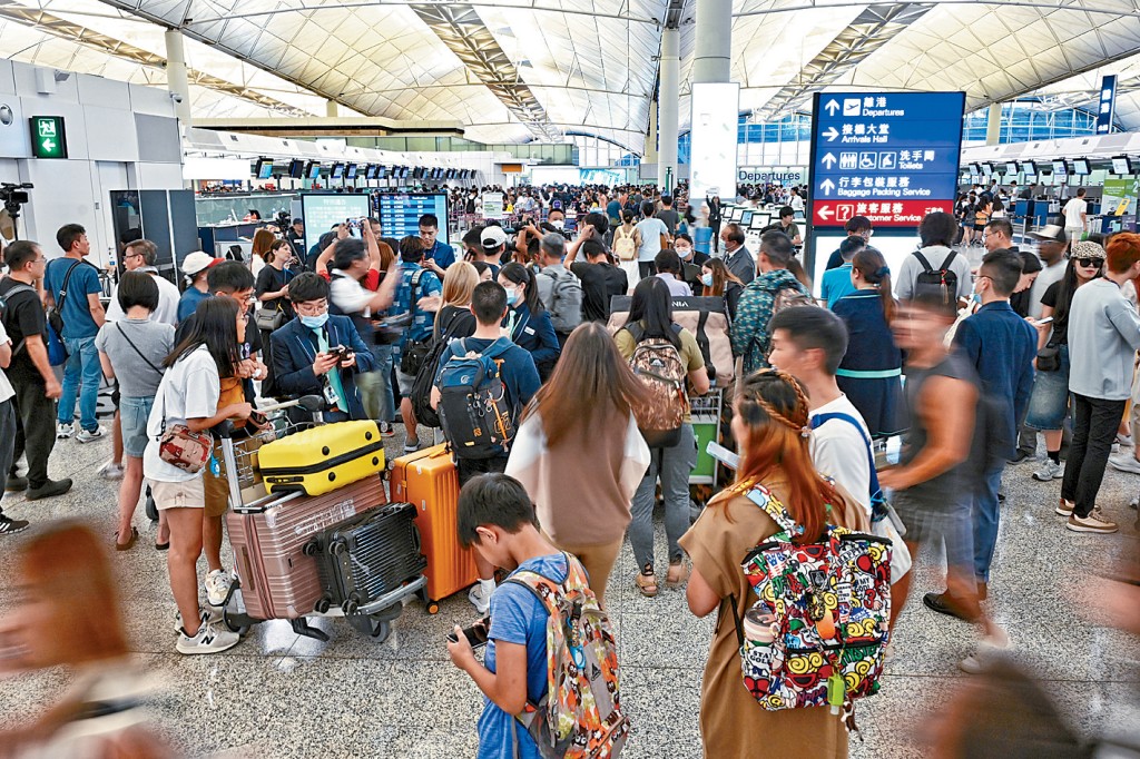 正值暑假旅遊高峰期，香港機場更見繁忙，本月21日錄得創疫後新高的客運量。 