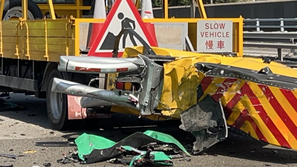 箭嘴車車尾風琴防撞被撞至變形。