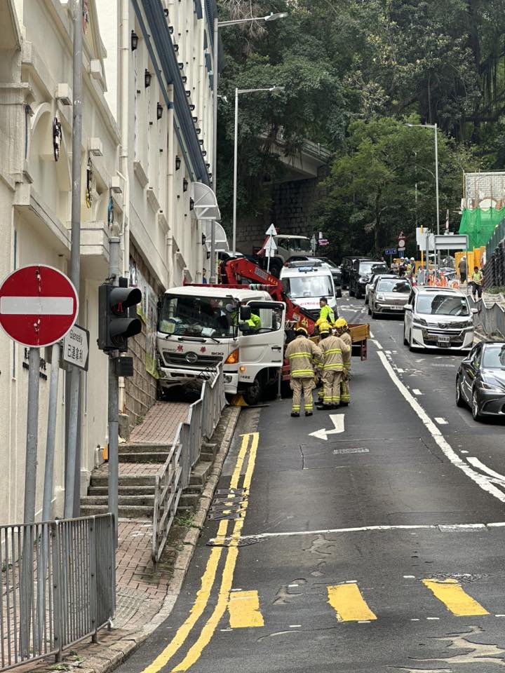 吊臂車溜前撞毀鐵欄,並直撞幼稚園外牆。網上圖片 吊臂車溜前撞毀鐵欄,並直撞幼稚園外牆。網上圖片