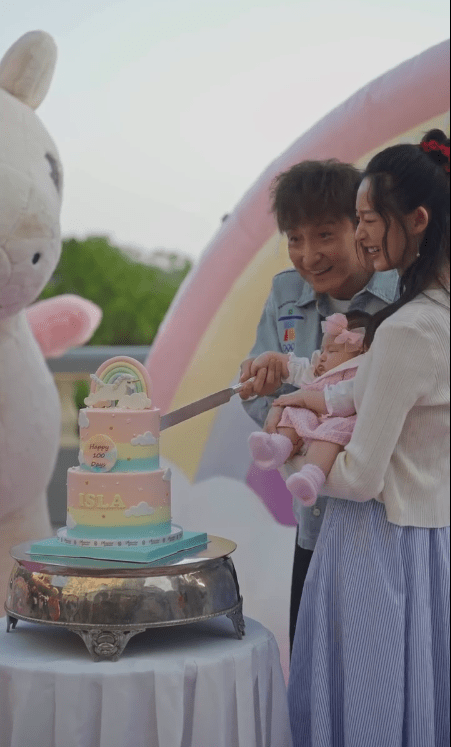 方力申的女兒瞓住切蛋糕。