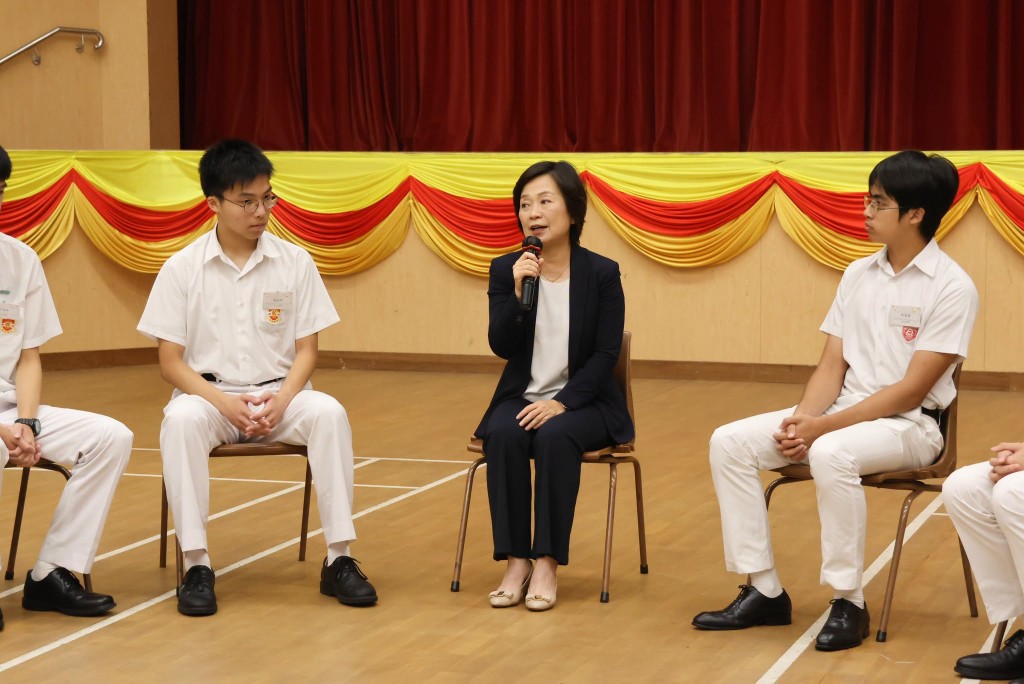 蔡若蓮與皇仁書院同學交流。蔡若蓮 Facebook圖片 蔡若蓮與皇仁書院同學交流。蔡若蓮 Facebook圖片