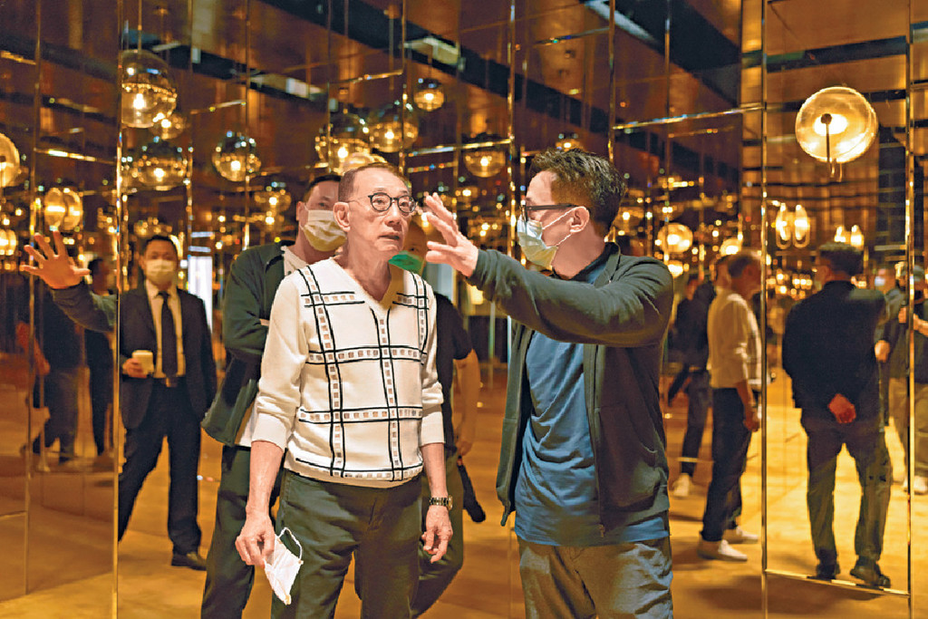 ■監製黃斌向楊受成介紹重金打造的廠景佈置。