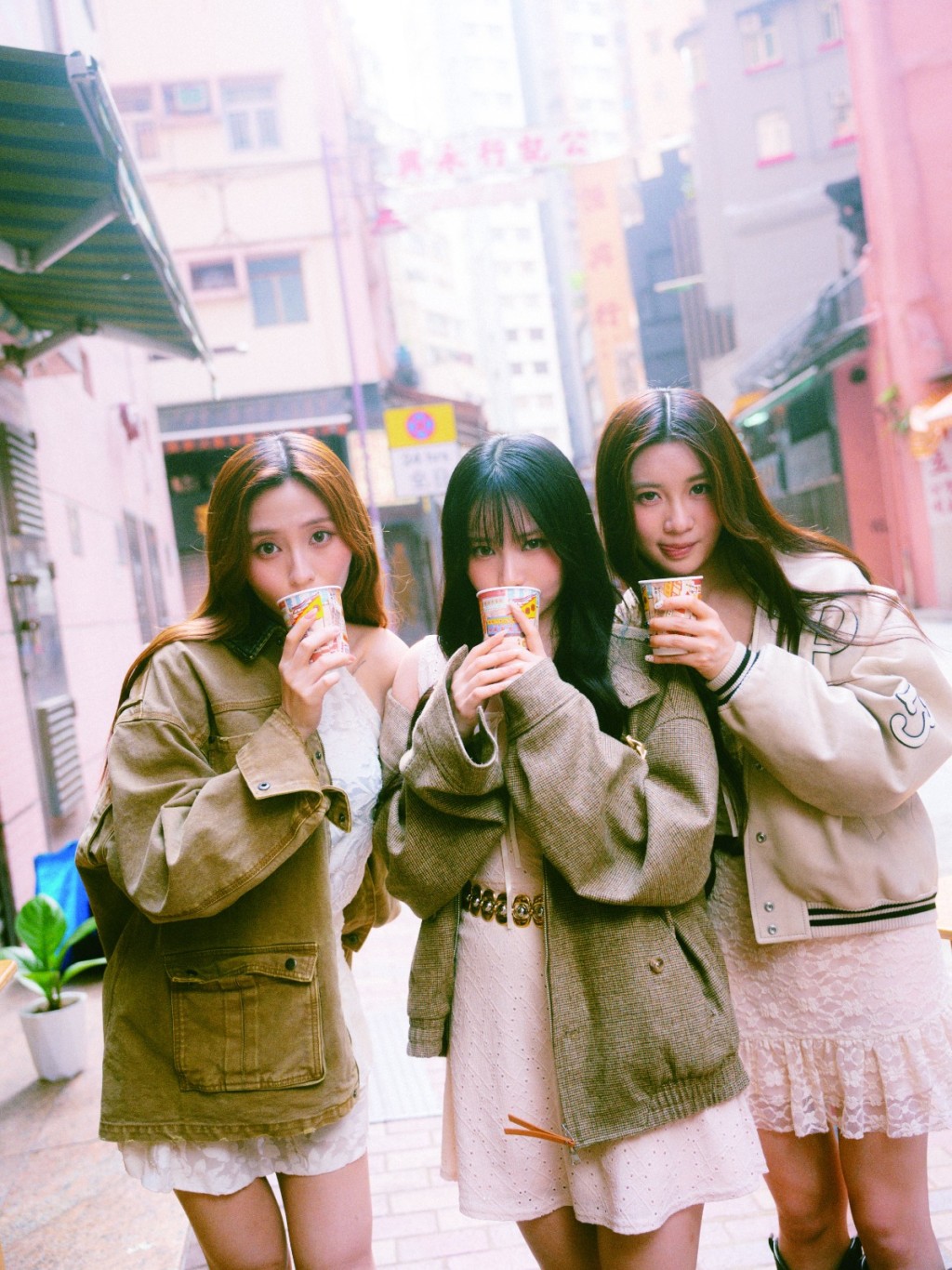 Ivy、Day、Candy（左至右）展現在城巿中輕鬆與真實的氛圍。