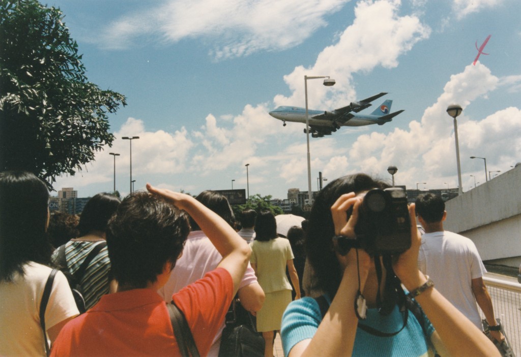 1998年启德机场关闭前市民争取机会在场外拍摄飞机降落。资料图片