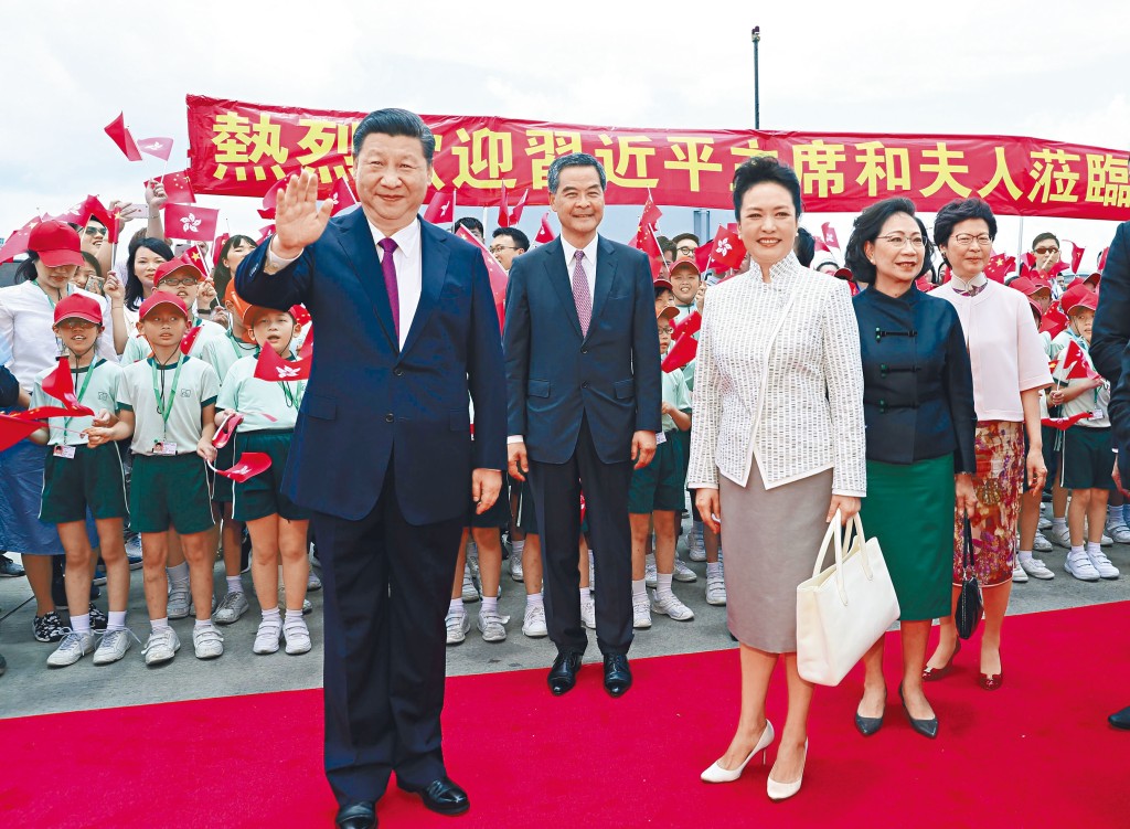 国家主席习近平与夫人彭丽媛于一七年曾亲赴香港，出席香港庆祝回归祖国大会及政府就职典礼。