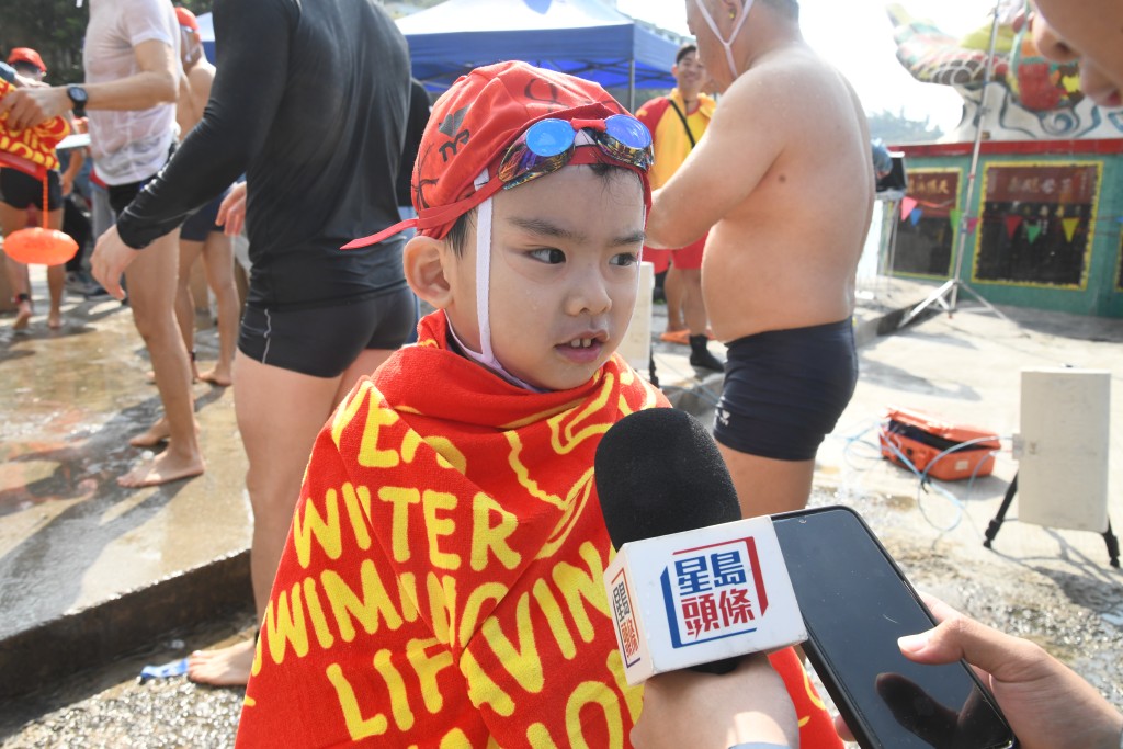 全场最年轻选手、6岁的王昕杰上岸后浑身发抖，坦言“很冷”、“很辛苦”。