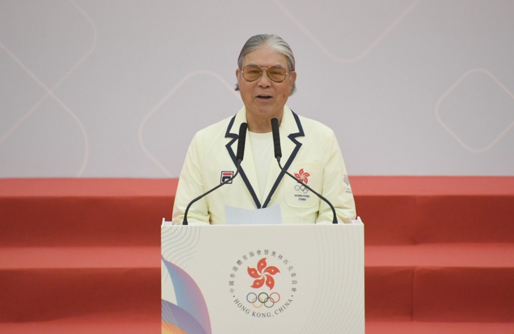 港协暨奥委会会长霍震霆发表讲话。