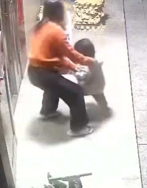 閉路電影拍下小孩將砂炮放入的情景。抖音@看齊新聞 閉路電影拍下小孩將砂炮放入的情景。抖音@看齊新聞