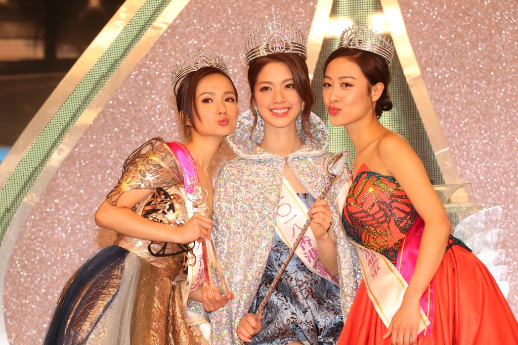 2018年香港小姐冠軍陳曉華（中）及亞軍鄧卓殷（左）都是圈中的高材生。