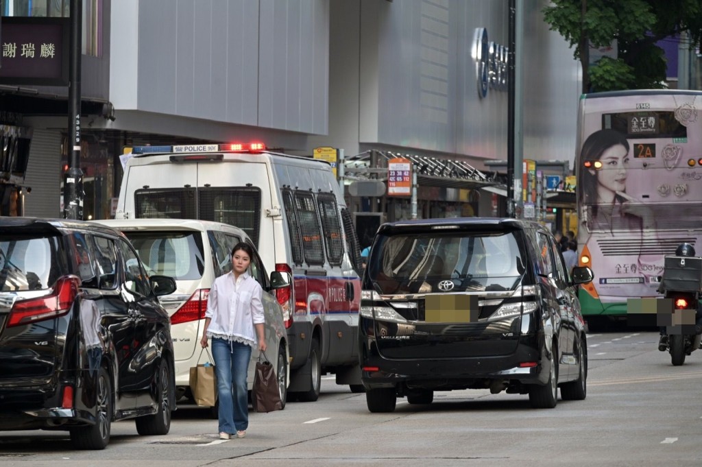 一輛警車曾停泊在崇光百貨店外