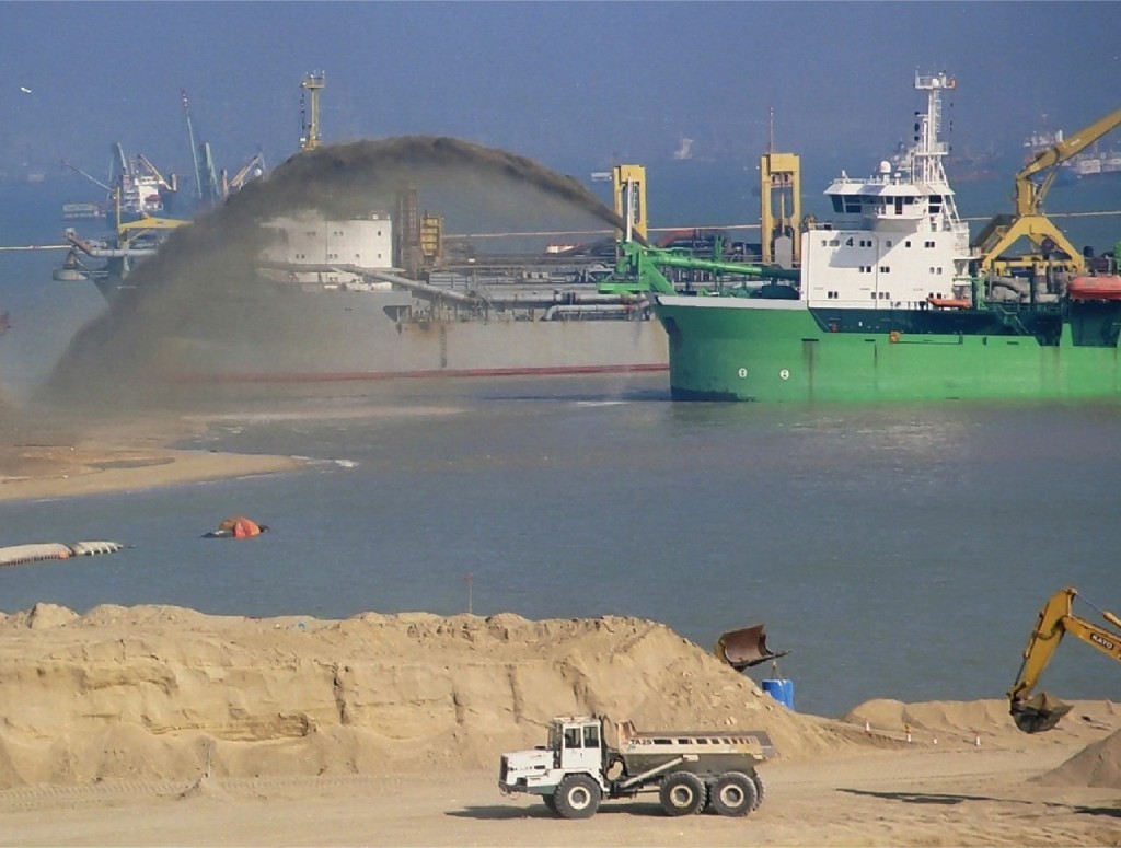 本港現時每年獲內地輸入約一百萬公噸的河砂，但每年到了九月也會開始不敷應用。資料圖片